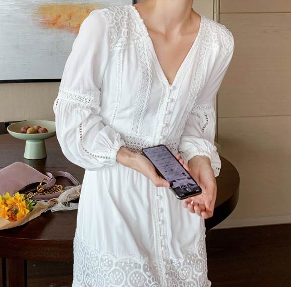 乐天商城 - ワンピース ロング丈 長袖 ボリュームスリーブ Vネック 前開き ボタン Aライン セミフレア レース 刺繍 ヴィンテージ風 ロマンチック かわいい 大人可愛い きれいめ シンプル カジュアル 大人 上品 おしゃれ ワンピース 大人可愛い 大人女子 こなれ感 ラブリー 送料無料