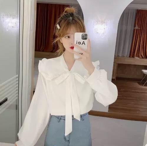 大きな襟が可愛いボウタイブラウスです。柔らかな素材感がよりキュートな印象に仕上げてくれる素敵な一着となっています。色展開 ホワイト ブラック レッドサイズ S M L XLサイズ(cm)S /着丈 50 /バスト 84 /袖丈 49 /肩幅 33M /着丈 51 /バスト 88 /袖丈 50 /肩幅 35L /着丈 52 /バスト 92 /袖丈 51 /肩幅 37XL /着丈 53 /バスト 96 /袖丈 52 /肩幅 39 《商品について》※当ショップは海外からのノーブランド商品になります。海外製品のため日本製に比べ品質などが少々劣る場合がございます。糸のほつれ、多少の汚れやシミ、ファスナーが固い、デザインの若干の違いなどは不良品には該当しませんのでご了承ください。また、元々タグや選択表示がないものもございますのでご了承ください。お手持ちの携帯やPCの画面設定の影響により、実物と色味が異なって見える場合がございます。また、上記サイズも目安ですので若干異なっている場合がございます。予めご了承ください。※当ショップはお客様より注文を確認した上でメーカーに発注しておりますので返品、交換は出来かねます。ご了承下さいませ。《発送について》海外からのお取り寄せ商品のため、ご入金確認後、お届けまでに「10-24日程度」のお時間がかかります。また海外の事情などにより通常よりお時間がかかってしまう場合もございます。欠品や商品の不具合などにより、商品をお届けすることができず、ご注文をキャンセルさせていただく場合もございますのでご了承ください。※当ショップの商品はお取り寄せ商品につき、入金確認後メーカーへ発注させて頂きます。※メーカーにて在庫切れの場合は、速やかに返金させて頂きます。《返品についての特約に関する事項》ご注文確定後、発注後のキャンセルやサイズなどの内容変更は承っておりません。注文時によくご確認ください最後までご覧くださり、ありがとうございました。PT1909