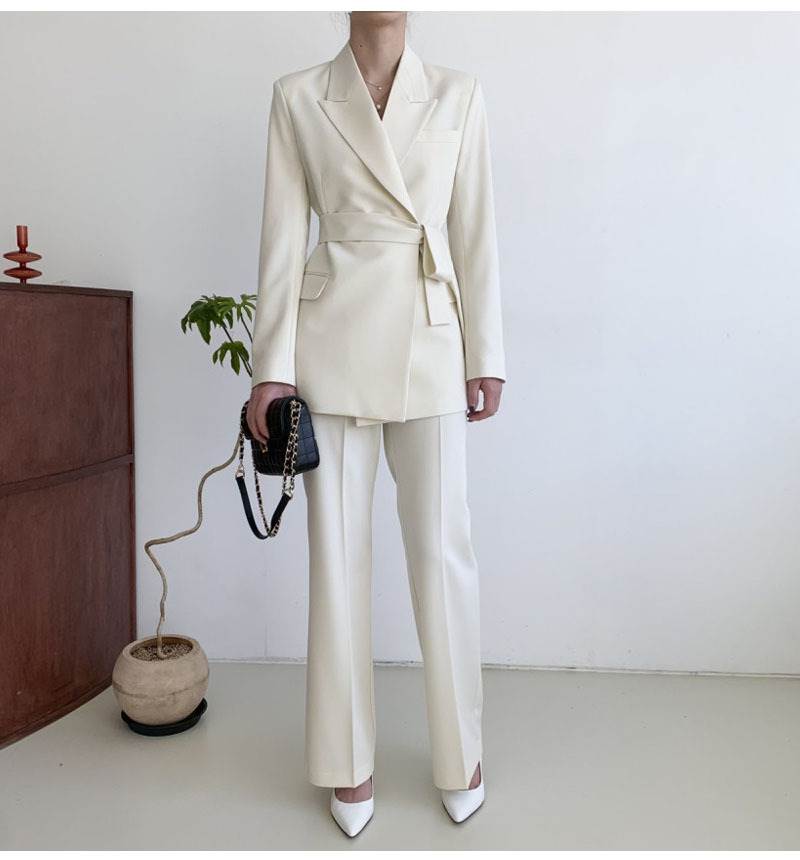 セットアップ パンツスーツ ジャケット アウター ボトムス 送料無料 羽織 細身 レディース かわいい 大人可愛い きれいめ 上品 こなれ感 シンプル カジュアル 主役級 存在感 個性的 モダン かっこいい デート お出かけ セットアップ オフホワイト ブラック カーキ S M L XL