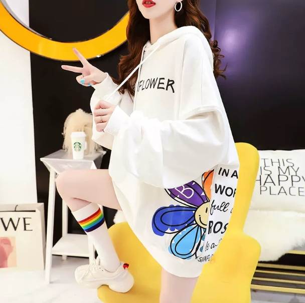 トップス パーカー スウェット 長袖 フード オーバーサイズ ビッグシルエット ミディアム丈 送料無料 個性的 フリーサイズ 白 黒 かわいい 大人可愛い きれいめ シンプル カジュアル 大人 上品 おしゃれ 大人女子 こなれ感 存在感 パーカー プリント 春 秋 レディースのサムネイル