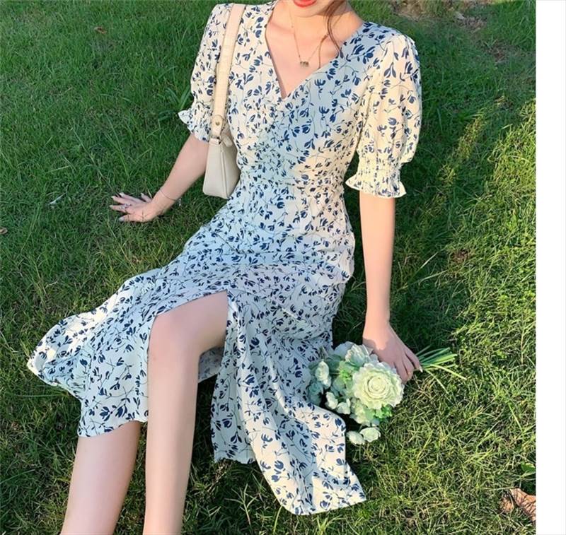 スリット入りのデザインでエレガントに！小花柄で可愛さプラスのAラインワンピースです。色展開 画像1サイズ S M L XLサイズ(cm)S /スカート丈 113 /バスト 84 /ウェスト 68 /袖丈 28M /スカート丈 114 /バスト 90 /ウェスト 74 /袖丈 29L /スカート丈 115 /バスト 96 /ウェスト 80 /袖丈 30XL /スカート丈 116 /バスト 102 /ウェスト 86 /袖丈 31 《商品について》※当ショップは海外からのノーブランド商品になります。海外製品のため日本製に比べ品質などが少々劣る場合がございます。糸のほつれ、多少の汚れやシミ、ファスナーが固い、デザインの若干の違いなどは不良品には該当しませんのでご了承ください。また、元々タグや選択表示がないものもございますのでご了承ください。お手持ちの携帯やPCの画面設定の影響により、実物と色味が異なって見える場合がございます。また、上記サイズも目安ですので若干異なっている場合がございます。予めご了承ください。※当ショップはお客様より注文を確認した上でメーカーに発注しておりますので返品、交換は出来かねます。ご了承下さいませ。《発送について》海外からのお取り寄せ商品のため、ご入金確認後、お届けまでに「10-24日程度」のお時間がかかります。また海外の事情などにより通常よりお時間がかかってしまう場合もございます。欠品や商品の不具合などにより、商品をお届けすることができず、ご注文をキャンセルさせていただく場合もございますのでご了承ください。※当ショップの商品はお取り寄せ商品につき、入金確認後メーカーへ発注させて頂きます。※メーカーにて在庫切れの場合は、速やかに返金させて頂きます。《返品についての特約に関する事項》ご注文確定後、発注後のキャンセルやサイズなどの内容変更は承っておりません。注文時によくご確認ください最後までご覧くださり、ありがとうございました。PT3076