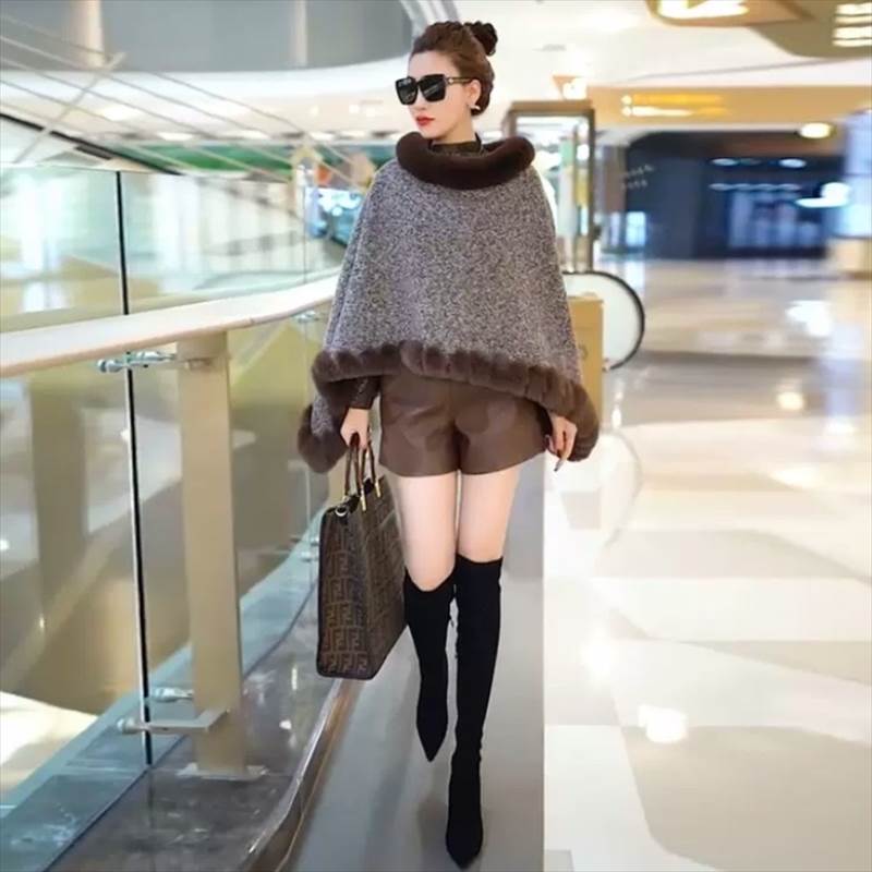 アウター 上着 ポンチョ ケープ パイピング 袖あり 長袖 縁取りフェイクファー Aライン ボア かわいい 大人可愛い シンプル カジュアル 大人可愛い 大人女子 こなれ感 ラフ ルーズ 主役級 存在感 フェミニン シック レディース M L XL 2XL 茶色 グレー 黒 送料無料 個性的