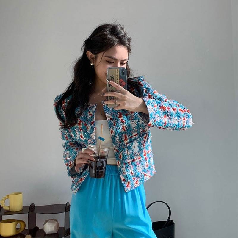 アウター 上着 ノーカラージャケット ショート ラウンドネック 襟なし ノーカラー 長袖 キュート かわいい ラブリー 大人可愛い 大人っぽい 大人女子 フェミニン きれいめ エレガント 上品 抜け感 おしゃれ 華やか 主役級 存在感 チェック柄 アウター S M 青 送料無料 個性的