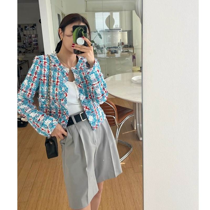 アウター 上着 ノーカラージャケット ショート ラウンドネック 襟なし ノーカラー 長袖 キュート かわいい ラブリー 大人可愛い 大人っぽい 大人女子 フェミニン きれいめ エレガント 上品 抜け感 おしゃれ 華やか 主役級 存在感 チェック柄 アウター S M 青 送料無料 個性的