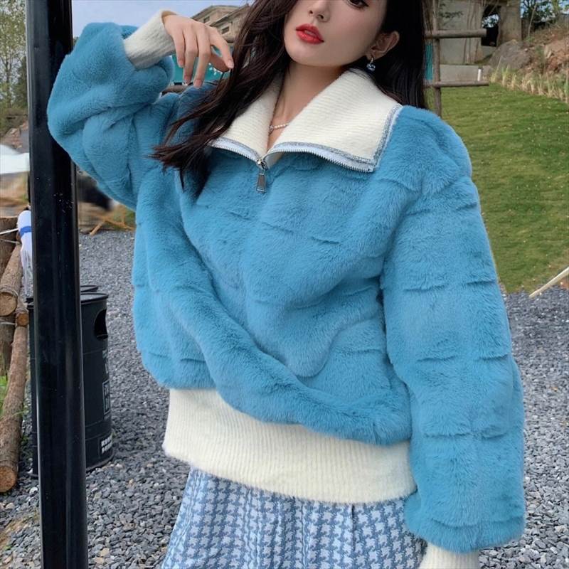 ふわふわの肌触りがポイントのトップスです。このトップスは、ハーフジップ付きで、Vネックが女性らしいデコルテラインを演出。また、存在感のあるバルーンスリーブがキュートさをプラスしてくれます。厚手の素材で防寒対策はバッチリなので、寒い季節にもぴったりです。シンプルであっても、存在感や華やかな印象を与えることができるデザインに仕上がっています。ご自身のファッションスタイルを表現して、思い出に残る特別なアイテムにしてください。色展開 ブルーサイズ S M L XLサイズ(cm)S /着丈 54 /肩幅 36 /バスト 100M /着丈 55 /肩幅 37 /バスト 102L /着丈 56 /肩幅 38 /バスト 104XL /着丈 57 /肩幅 39 /バスト 106 《商品について》※当ショップは海外からのノーブランド商品になります。海外製品のため日本製に比べ品質などが少々劣る場合がございます。糸のほつれ、多少の汚れやシミ、ファスナーが固い、デザインの若干の違いなどは不良品には該当しませんのでご了承ください。また、元々タグや選択表示がないものもございますのでご了承ください。お手持ちの携帯やPCの画面設定の影響により、実物と色味が異なって見える場合がございます。また、上記サイズも目安ですので若干異なっている場合がございます。予めご了承ください。※当ショップはお客様より注文を確認した上でメーカーに発注しておりますので返品、交換は出来かねます。ご了承下さいませ。《発送について》海外からのお取り寄せ商品のため、ご入金確認後、お届けまでに「10-24日程度」のお時間がかかります。また海外の事情などにより通常よりお時間がかかってしまう場合もございます。欠品や商品の不具合などにより、商品をお届けすることができず、ご注文をキャンセルさせていただく場合もございますのでご了承ください。※当ショップの商品はお取り寄せ商品につき、入金確認後メーカーへ発注させて頂きます。※メーカーにて在庫切れの場合は、速やかに返金させて頂きます。《返品についての特約に関する事項》ご注文確定後、発注後のキャンセルやサイズなどの内容変更は承っておりません。注文時によくご確認ください最後までご覧くださり、ありがとうございました。PT3773