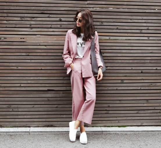 軽やかな素材感と、大人可愛いピンク色が印象的なセットアップスーツ。長袖襟付きのジャケットとストレートパンツのセットで、一度にオシャレなコーデを楽しめます。ノッチドラペルのデザインと優しいニュアンスが、かわいさと洗練さを合わせ持った印象的なア...