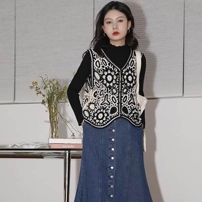 Rakuten - トップス ベスト クロシェ ニット ノースリーブ デザイン ボタン 美ライン ニュアンス 前開き 編み込み 透け感 伸縮性 ニット 軽やか カラバリ バイカラー リラックス ナチュラル 大人可愛い シンプル カジュアル おしゃれ フォークロア ブラック ネイビー ベージュ 送料無料