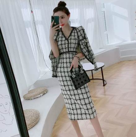 この2点セットで新しいファッションライフを。美しいラインを描くノーカラージャケットと上品で可愛らしさを兼ね備えたワンピースのセットアップです。長袖で羽織れば春先や秋口に大活躍。そして、このセットアップならデイリーからパーティーまで幅広く着こなせるので、お得感があります。トリムをあしらった総ツイード素材が、ガーリーで個性的。上品で品のある印象を与えます。ワンピースはVネックデザインが首元をきれいに見せ、美しいシルエットを作り出し、主役級の存在感も兼ね備えています。エレガントな着こなしがマンネリ気味の方や、大人可愛いファッションが好きな方、こなれ感を求めている方にオススメです。さあ、これからの季節に大活躍するあなたのセットアップをお届けいたします。ご注文お待ちしております。※洗濯方法に関しましては、商品タグをご確認ください。商品画像の色味が実物と異なる場合がございます。色展開　ワンカラーサイズ　S M L XLワンピース　サイズ(cm)S /着丈 102 /バスト 74 /肩幅 34 /ウエスト 66 /ヒップ 82M /着丈 103 /バスト 78 /肩幅 35 /ウエスト 70 /ヒップ 86L /着丈 104 /バスト 82 /肩幅 36 /ウエスト 74 /ヒップ 90ジャケット　サイズ(cm)S /着丈 52 /バスト 76 /肩幅 35 /ウエスト 68 /袖丈 52M /着丈 53 /バスト 80 /肩幅 36 /ウエスト 72 /袖丈 53L /着丈 54 /バスト 84 /肩幅 37 /ウエスト 76 /袖丈 54 《商品について》※当ショップは海外からのノーブランド商品になります。海外製品のため日本製に比べ品質などが少々劣る場合がございます。糸のほつれ、多少の汚れやシミ、ファスナーが固い、デザインの若干の違いなどは不良品には該当しませんのでご了承ください。また、元々タグや選択表示がないものもございますのでご了承ください。お手持ちの携帯やPCの画面設定の影響により、実物と色味が異なって見える場合がございます。また、上記サイズも目安ですので若干異なっている場合がございます。予めご了承ください。※当ショップはお客様より注文を確認した上でメーカーに発注しておりますので返品、交換は出来かねます。ご了承下さいませ。《発送について》海外からのお取り寄せ商品のため、ご入金確認後、お届けまでに「10-24日程度」のお時間がかかります。また海外の事情などにより通常よりお時間がかかってしまう場合もございます。欠品や商品の不具合などにより、商品をお届けすることができず、ご注文をキャンセルさせていただく場合もございますのでご了承ください。※当ショップの商品はお取り寄せ商品につき、入金確認後メーカーへ発注させて頂きます。※メーカーにて在庫切れの場合は、速やかに返金させて頂きます。《返品についての特約に関する事項》ご注文確定後、発注後のキャンセルやサイズなどの内容変更は承っておりません。注文時によくご確認ください最後までご覧くださり、ありがとうございました。PT5143