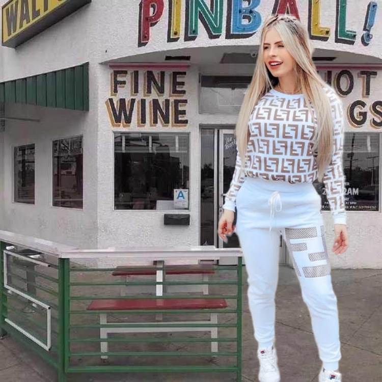 個性的でエレガントなセットアップルームウェアが新登場！この2点セットは、美しいラインと伸縮性のあるデザインが特徴。ボトムスとトップスの組み合わせは自由自在で、リラックス感とキュートさを兼ね備えたおしゃれなスタイルが楽しめます。モダンでエイジ...