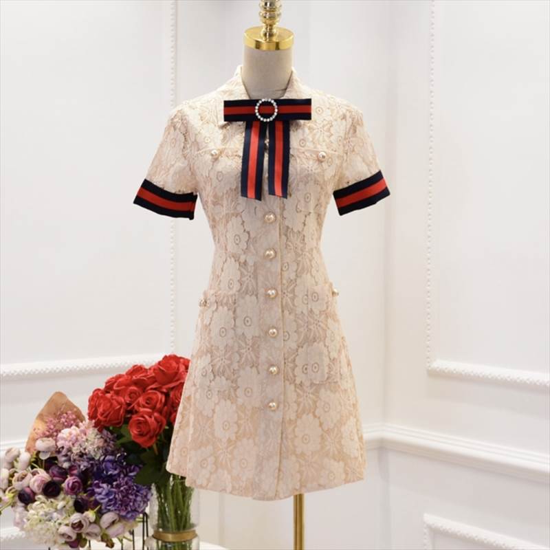 ワンピース スカート ミニ丈 ショート丈 送料無料 半袖 襟付き リボン パール Aライン 花柄 スリム レディース かわいい 大人可愛い きれいめ 上品 こなれ感 シンプル カジュアル 主役級 存在感 個性的 モダン フェミニン デート お出かけ ワンピース ホワイト S M L モテ