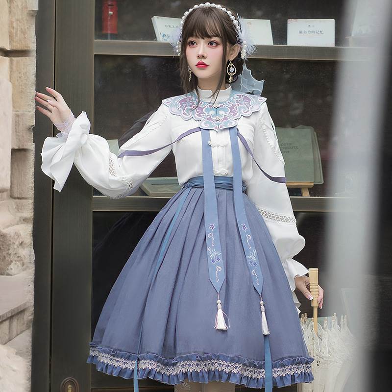 チャイナ風 ロリータ服 ブラウス 肩飾り スカート セットアップ トップス 白シャツ 長袖 キャンディスリーブ ボリューム袖 襟付き スタンドカラー 透かしレースライン 肩装飾リボン 花プリント タッセル付き ボトムス タックフレアスカート 裾ギャザーレース ミモレ丈