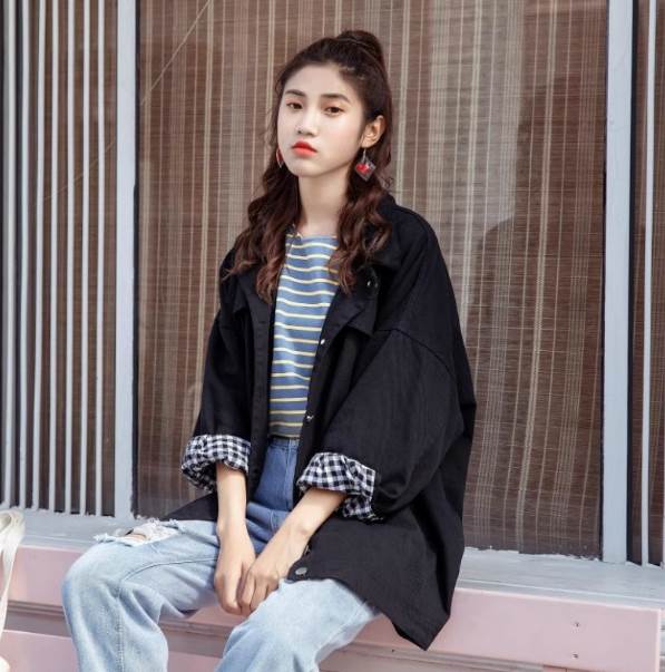 お洒落でありながらリラックス感もあり、どんなスタイルにも合わせやすいアウタージャケットです。オーバーサイズのボックスシルエットでゆったりとした着心地を提供するとともに、シャツカラーやボタンデザインが上品な雰囲気を演出します。裏地にはチェック...