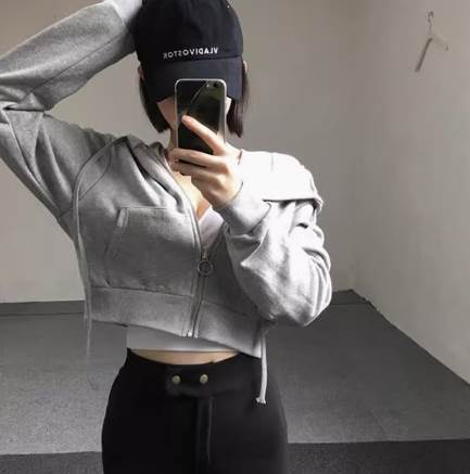 パーカー フーディー アウター ショート丈 送料無料 長袖 ポケット ジップアップ レディース かわいい 大人可愛い きれいめ 上品 こなれ感 シンプル カジュアル 主役級 存在感 個性的 抜け感 スポーティー メンズライク お出かけ パーカー グレー ホワイト ブラック S M L XL