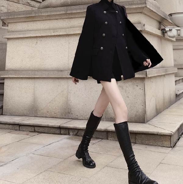 コート ポンチョ アウター 上着 羽織 ミディアム丈 マント 送料無料 前開き 長袖 ダブルブレスト ボタン レディース かわいい 大人可愛い きれいめ 上品 こなれ感 シンプル カジュアル 主役級 存在感 個性的 マニッシュ 秋 冬 楽ちん お出かけ コート ブラック モノトーン