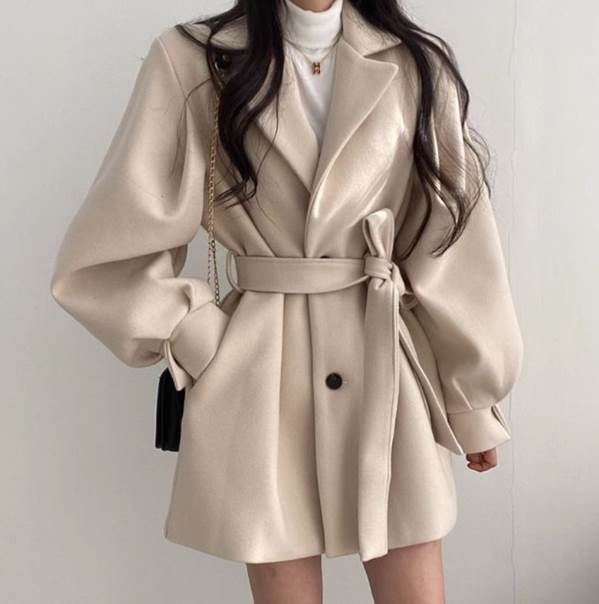 コート アウター 上着 羽織 ミディアム丈 送料無料 前開き 長袖 ボリュームスリーブ 襟付き ベルト レディース かわいい 大人可愛い きれいめ 上品 こなれ感 シンプル カジュアル 主役級 存在感 個性的 ガーリー お出かけ コート オフホワイト ブラック フリーサイズ 冬 モテ