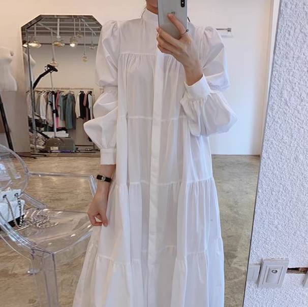 シャツワンピース スカート ミモレ丈 ロング丈 送料無料 スタンドカラー ティアード 長袖 パフスリーブ レディース かわいい 大人可愛い きれいめ 上品 こなれ感 シンプル カジュアル 主役級 存在感 個性的 ガーリー シャツワンピース ホワイト ブラック モノトーン モテ
