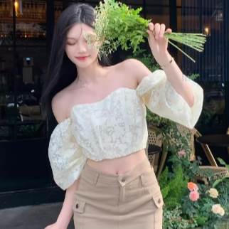 ブラウス シャツ トップス ショート丈 送料無料 オフショルダ 5分袖 ボリューム袖 レディース かわいい 大人可愛い きれいめ 上品 こなれ感 シンプル カジュアル 主役級 存在感 個性的 お出かけ エレガント ガーリー コーデ ブラウス ホワイト オフホワイト ブラック S M L