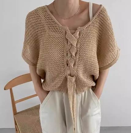 編み込みデザインがエレガントなシルエットを作ります。形が格好良くスタイリッシュなので、普段着やお出かけだけでなく、仕事やオフィスなどのシーンにも大活躍です！色展開 ベージュ ホワイト グレーサイズ フリーサイズサイズ(cm)フリーサイズ /着丈 48 /バスト 102 /肩幅 63 《商品について》※当ショップは海外からのノーブランド商品になります。海外製品のため日本製に比べ品質などが少々劣る場合がございます。糸のほつれ、多少の汚れやシミ、ファスナーが固い、デザインの若干の違いなどは不良品には該当しませんのでご了承ください。また、元々タグや選択表示がないものもございますのでご了承ください。お手持ちの携帯やPCの画面設定の影響により、実物と色味が異なって見える場合がございます。また、上記サイズも目安ですので若干異なっている場合がございます。予めご了承ください。※当ショップはお客様より注文を確認した上でメーカーに発注しておりますので返品、交換は出来かねます。ご了承下さいませ。《発送について》海外からのお取り寄せ商品のため、ご入金確認後、お届けまでに「10-24日程度」のお時間がかかります。また海外の事情などにより通常よりお時間がかかってしまう場合もございます。欠品や商品の不具合などにより、商品をお届けすることができず、ご注文をキャンセルさせていただく場合もございますのでご了承ください。※当ショップの商品はお取り寄せ商品につき、入金確認後メーカーへ発注させて頂きます。※メーカーにて在庫切れの場合は、速やかに返金させて頂きます。《返品についての特約に関する事項》ご注文確定後、発注後のキャンセルやサイズなどの内容変更は承っておりません。注文時によくご確認ください最後までご覧くださり、ありがとうございました。PT7348