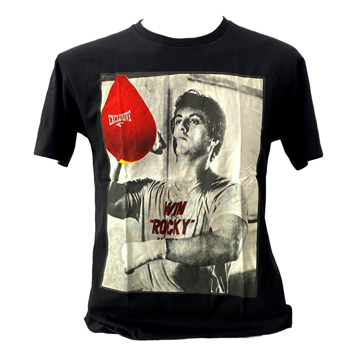 『送料無料』 シルヴェスター スタローン 黒 ロッキー Sylvester Stallone Tシャツ インナー バンド Tシャツ メンズ レディース ロック ブラック プリント セレクトTシャツ ユニセックス 面白い デザイン 誕生日 プレゼント 彼氏 ギフトバッグ 贈り物 ランボー