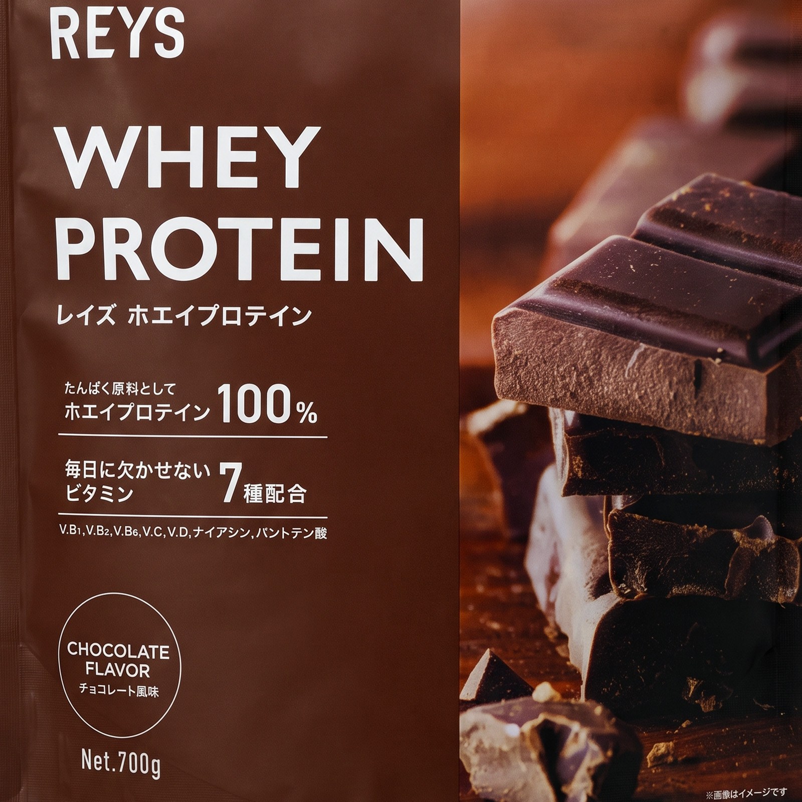 REYS（レイズ）ホエイプロテイン チョコレート風味 700g筋トレ系クリエイターの山澤礼明さんが監修するREYSのホエイプロテイン（WPC）。毎日飲みたくなるおいしさと溶けやすさにこだわった、チョコレート風味の粉末プロテインです。水で割っても楽しめる、ココアの香りとやさしい甘さ。運動前後はもちろん、朝食や間食など日々のたんぱく質補給におすすめです。■商品の特長【1】ホエイプロテインをたんぱく原料に100%使用牛乳由来のホエイプロテイン（WPC）をたんぱく原料として使用。食事だけでは不足しがちなたんぱく質を手軽に補えます。【2】1食30gあたりたんぱく質21.8gREYS公式の700gシリーズ案内では、1食あたりたんぱく質21.8g。内容量700gで、1回30g使用時は約23食分です。【3】7種類のビタミンを配合ビタミンB1、B2、B6、C、D、ナイアシン、パントテン酸を配合。たんぱく質とあわせて日々の栄養補給に取り入れられます。【4】水で割ってもおいしいチョコレート風味ココアパウダーを使用し、香りと甘さのバランスを追求。冷たい水でも飲みやすく、牛乳や豆乳で割って味わうこともできます。【5】国内製造・使いやすい700g国内で製造された粉末タイプ。1kgよりも小さな700gパッケージで、初めて試したい方やほかのフレーバーと飲み分けたい方にもおすすめです。■お召し上がり方付属スプーン3杯（約30g）を目安に、200mLの冷たい水などに溶かしてお召し上がりください。スプーンの盛り方で重量が変わるため、正確に計る場合ははかりをご使用ください。おすすめのタイミング：運動前後、朝食時、間食、夜の栄養補給など。摂取量は食事内容や活動量に合わせて調整してください。■商品仕様ブランド：REYS（レイズ）商品名：ホエイプロテイン チョコレート風味監修：山澤礼明内容量：700g（約23食分／1食30gの場合）種類：ホエイプロテイン（WPC）フレーバー：チョコレート形状：粉末たんぱく質：1食30gあたり21.8g（REYS公式700gシリーズ案内値）配合ビタミン：B1、B2、B6、C、D、ナイアシン、パントテン酸製造：国内製造■原材料名（提供商品情報に基づく）乳清たんぱく（アメリカ製造）、ココアパウダー、クリーミングパウダー、食塩／乳化剤、香料、甘味料（アスパルテーム・L-フェニルアラニン化合物、スクラロース）、ビタミンC、ナイアシン、パントテン酸カルシウム、ビタミンB1、ビタミンB2、ビタミンB6、ビタミンD、（一部に乳成分・大豆を含む）■アレルギー物質乳成分・大豆（提供商品情報に基づく）■保存方法・ご注意・直射日光、高温多湿を避け、開封後はチャックをしっかり閉じてお早めにお召し上がりください。・溶かした後はなるべく早くお飲みください。作り置きはお避けください。・乳成分や大豆にアレルギーのある方は摂取をお控えください。・甘味料のアスパルテーム・L-フェニルアラニン化合物を含むため、フェニルケトン尿症の方はご注意ください。・体質や体調に合わない場合はご使用を中止してください。・食事全体の栄養バランスに配慮し、必要に応じて適量をお召し上がりください。・原材料、栄養成分、アレルギー表示、賞味期限は実際の商品パッケージをご確認ください。 当店で見つかるギフトシーン一覧1月お正月 お年賀 お年玉 新年 ご挨拶 成人の日 成人式 成人祝い 寒中見舞い2月バレンタイン 本命 義理 友チョコ 節分 受験 合格祈願3月ホワイトデー お返し ひな祭り 初節句 卒業式 卒業祝い 合格祝い 送別会 退職祝い 春のお彼岸4月入学式 入学祝い 入園祝い 就職祝い 入社祝い 新社会人 新生活 昇進祝い 歓迎会 お花見5月母の日 カーネーション ゴールデンウィーク こどもの日 端午の節句6月父の日 ジューンブライド 結婚祝い7月七夕 お中元 暑中見舞い 夏休み 海の日 帰省 アウトドア8月お盆 お盆玉 残暑見舞い 山の日9月敬老の日 秋のお彼岸 シルバーウィーク お月見 運動会10月ハロウィン 発表会 スポーツの日 孫の日11月いい夫婦の日 七五三 展示会 勤労感謝の日 ブラックフライデー12月クリスマス クリスマスプレゼント お歳暮 忘年会 年末年始 ボーナスイベント誕生日 バースデー 記念日 結婚記念日 ウエディング プロポーズ 婚約祝い 引き出物 出産祝い 内祝い お宮参り 快気祝い お見舞い 開店祝い 開業祝い 周年記念 新築祝い 引越し祝い 栄転祝い 定年退職 お礼 お祝い 記念品 景品 銀婚式 金婚式 長寿祝い 還暦祝い 古希 喜寿 傘寿 米寿 卒寿 白寿相手父 母 お父さん お母さん 祖父 祖母 おじいちゃん おばあちゃん 夫 妻 彼氏 彼女 恋人 夫婦 ペア 家族 友達 兄弟 姉妹 息子 娘 子供 孫 上司 部下 同僚 先輩 後輩 先生 取引先 男性 女性 メンズ レディース 男の子 女の子 キッズ シニア 中学生 高校生 大学生 社会人 10代 20代 30代 40代 50代 60代関連ギフト プレゼント 贈り物 贈答品 プチギフト 実用的 おしゃれ かっこいい 人気 おすすめ ブランド 趣味 ご褒美対応ラッピング のし 名入れ 刻印 メッセージカード