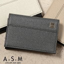 Details ■Brand ATELIER SAB MEN アトリエサブメン ■Item 名刺入れ 151602 ■Size 約11×7.5×2cm ■重量 約50g ■Color ブラック ベージュ ホワイト ■素材 ポリ塩化ビニル/牛革 ■Spec ・名刺入れ×2 ・フリーポケット×2 Comment ATELIER SAB MEN アトリエサブメン 防水性・防汚性に優れた素材を使用！ 外側のナチュラルな色合いと内装の赤色の、バイカラーが特徴です。 Attention 商品の画像はできる限り現物に近い色になるよう撮影しておりますが、 お使いのモニターやブラウザのカラー設定により誤差が生じてしまう場合がございます。予めご了承ください。 (注)天然皮革を使用しているため、ナチュラルマーキングと呼ばれる革のキズや血筋模様ムラ、色ムラ、シワなど一点一点表情が異なります。 世界にひとつだけの天然素材の証として、風合いをお楽しみいただくとともに、何卒ご了承いただき末永くご愛用ください。 用途 財布 名刺入れ 通学 通勤 就職祝い 普段使い カジュアル 対象 メンズ レディース 男性 女性 中学生 高校生 大学生 大人 特徴 カジュアル シンプル ブランド イケテイATELIER SAB MEN アトリエサブメン テリア 名刺入れ 151602