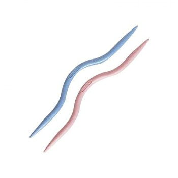 ■北海道・沖縄・離島へのお届けは別途送料を請求させていただきます。 ■製品の仕様・画像・パッケージは、変更される場合があります。 ■当店では在庫をメーカーと共有しており、商品によっては欠品の場合がございます。 　万一、ご注文頂きました商品が欠品の場合はご連絡させていただきます。 ■ご注文確定後のキャンセル不可です。 ■ラッピング（包装）対応不可です。アラン模様などの交差編みに使います。スムーズに編みすすめられるスタンダードタイプ。サイズ個装サイズ：4.0×19.5×0.6cm重量個装重量：166g仕様2本入生産国日本 広告文責（ホライズン・03-5843-9512)fk094igrjs