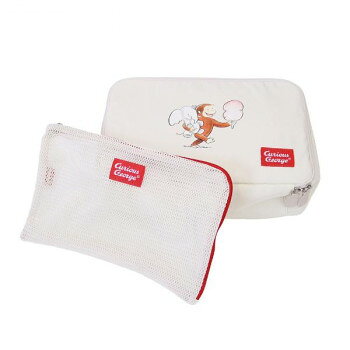 ■北海道・沖縄・離島へのお届けは別途送料を請求させていただきます。 ■製品の仕様・画像・パッケージは、変更される場合があります。 ■当店では在庫をメーカーと共有しており、商品によっては欠品の場合がございます。 　万一、ご注文頂きました商品が欠品の場合はご連絡させていただきます。 ■ご注文確定後のキャンセル不可です。 ■ラッピング（包装）対応不可です。旅行はもちろん、ジムなどにも便利な衣服を収納するポーチ。クラシックな原作アートを使用した大人っぽいデザインです。取手が付いているので持ち運びにも便利です。スーツケースに収まりやすいスクエアタイプ。中にはメッシュポーチも入っていて小物を仕分けるのにも重宝します。ベビー用品を持ち歩く時にも活躍しそうです。※生地の特性上、傷がついてしまうと取れない場合がございます。ご了承ください。※時期により、裏地や一部パーツなど仕様が若干変わる場合がございます。※お客様のモニター環境によって、画像の色が実物と異なって見える場合がございます。サイズ本体:約W300×H200×D90mm、付属メッシュポーチ:約W280×H190mm　個装サイズ：30×20×6cm重量個装重量：200g素材・材質ポリエステル仕様(C)&(R)UCS LLC and HC LLC生産国中国 広告文責（ホライズン・03-5843-9512)fk094igrjs
