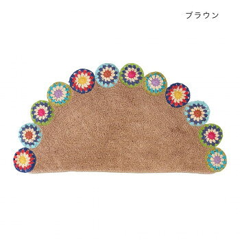 ■北海道・沖縄・離島へのお届けは別途送料を請求させていただきます。 ■製品の仕様・画像・パッケージは、変更される場合があります。 ■当店では在庫をメーカーと共有しており、商品によっては欠品の場合がございます。 　万一、ご注文頂きました商品が欠品の場合はご連絡させていただきます。 ■ご注文確定後のキャンセル不可です。 ■ラッピング（包装）対応不可です。お花のようなかぎ針編みモチーフがかわいいインテリアファブリック。カラフルなクロシェ編みが可愛い半円状のマットです。どこか懐かしさやレトロな雰囲気も感じられる、ハンドメイドのクロシェ編み。半円状なので、ドアなどの出入口はもちろん、ベッド下に敷くのもおススメです!サイズ約80×40cm個装サイズ：80×40×3cm重量個装重量：500g素材・材質綿80%、ポリエステル10%、レーヨン5%、その他5%かぎ針編みモチーフ:綿100%生産国インド 広告文責（ホライズン・03-5843-9512)fk094igrjs