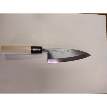 ■北海道・沖縄・離島へのお届けは別途送料を請求させていただきます。 ■製品の仕様・画像・パッケージは、変更される場合があります。 ■当店では在庫をメーカーと共有しており、商品によっては欠品の場合がございます。 　万一、ご注文頂きました商品が欠品の場合はご連絡させていただきます。 ■ご注文確定後のキャンセル不可です。 ■ラッピング（包装）対応不可です。堺の職人がプロ用ハガネ白二鋼で作った本格和包丁です。※切れ味の良いハガネ製につき錆の発生にはご注意ください。※ご使用後は速やかに洗浄し水分を残さず拭き取ってください。サイズ本体:約幅53×奥行25×高さ310mm、刃渡り165mm個装サイズ：32.8×6.6×2.6cm重量約265g個装重量：340g付属品取扱説明書生産国日本 広告文責（ホライズン・03-5843-9512)fk094igrjs
