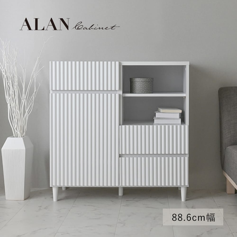商品名 ALAN（アラン）キャビネット（88.6cm幅） 商品サイズ W88.6×D39.8×H90.1cm 素材 【本体】プリント紙化粧繊維板&emsp;【扉・前板】合成樹脂化粧繊維板&emsp; 【脚】ラッカー塗装 カラー ホワイト 商品重量 約33kg 耐荷重 天板：約20kg&emsp; 引出し：約5kg&emsp; 棚板：約5kg 梱包サイズ 2梱包&emsp;梱包1/ W92.5×D48×H13.5cm&emsp;梱包2/ W99×D42×H13.5cm 梱包重量 梱包1/ 約18kg&emsp; 梱包2/ 約20kg 送料・配送について この商品は送料無料です。但し、北海道・沖縄本島・離島、僻地は別途送料がかかります。 ■出荷からお届けまでの目安■ 翌々日：東北地方、関東地方、信越・北陸地方、中部地方、関西地方、中国地方、四国地方 中2日：九州地方 中3日：北海道、沖縄、小笠原諸島、伊豆諸島 ※離島等特殊地域は上記に含みません。 ※上記のお日にちはあくまで目安となります。道路状況や天候により変動いたしますのでご了承ください。 備考 お客様組立商品です（組立目安時間：90分/2人）。 ※組立にはプラスドライバーが必要です。電動ドライバーがあれば、より簡単に組み立てることができます。軍手を着用して組み立てを推奨しております。 ※PCモニターにより商品の色は実物とは若干異なる場合がございますので、予めご了承下さい。