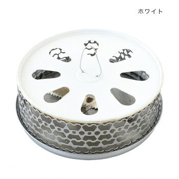 ■北海道・沖縄・離島へのお届けは別途送料を請求させていただきます。 ■製品の仕様・画像・パッケージは、変更される場合があります。 ■当店では在庫をメーカーと共有しており、商品によっては欠品の場合がございます。 　万一、ご注文頂きました商品が欠品の場合はご連絡させていただきます。 ■ご注文確定後のキャンセル不可です。 ■ラッピング（包装）対応不可です。缶をリサイクルして作ったエコな蚊取り線香ホルダーです。インテリアにも合いやすい単色のカラーリングなので、他のアイテムの邪魔をせず置く場所を気にしないデザイン。アウトドアはもちろん、ベランダやお庭にもオススメです。オシャレに虫よけが出来ちゃいます!※吊るすこともできますが、フックが弱いため、置いてご使用頂く事をおすすめしています。サイズ約φ13.5×4.5cm個装サイズ：20.1×15.4×8.5cm重量個装重量：90g生産国タイ 広告文責（ホライズン・03-5843-9512)fk094igrjs
