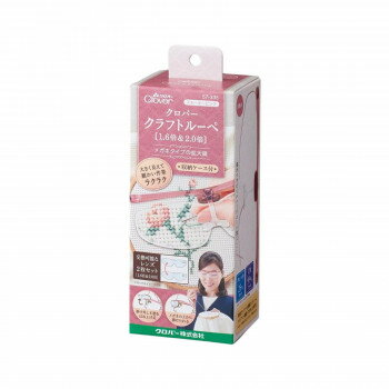 ■北海道・沖縄・離島へのお届けは別途送料を請求させていただきます。 ■製品の仕様・画像・パッケージは、変更される場合があります。 ■当店では在庫をメーカーと共有しており、商品によっては欠品の場合がございます。 　万一、ご注文頂きました商品が欠品の場合はご連絡させていただきます。 ■ご注文確定後のキャンセル不可です。 ■ラッピング（包装）対応不可です。メガネタイプの拡大鏡。ソーイング・編み物・パッチワーク・刺しゅう・その他手芸クラフト全般に。見るものに合わせて使い分けられる交換可能なレンズ(1.6倍&2.0倍)の2枚セット。レンズのはね上げができ、一時的に他のものを見るときに便利です。メガネの上から掛けられます。顔映りのいいスモーキーピンク。フレームは軽量でソフトな質感のポリアミド樹脂「TR-90」。レンズは傷がつきにくいハードコート加工。※ルーペは見るものを拡大して見やすくするためのものです。老眼鏡のようにピントを合わせるためのものではありません。サイズ個装サイズ：7.3×19.3×6.1cm重量1.6倍レンズ装着時:約32g、2.0倍レンズ装着時:約35g個装重量：134g素材・材質レンズ:アクリル、フレーム:ポリアミド(TR-90)・ポリアセタール、交換レンズ保管袋:ポリエステル100%、メガネ拭きクロス:ポリエステル70%・ナイロン30%、収納ケース:表生地/ポリエステル100% ・内生地/ポリエステル100%、ファスナー引手:亜鉛合金(ニッケルメッキ)仕様【作動距離(対象物からレンズまでの距離)】1.6倍:22〜35cm、2.0倍:12〜17cm(個人差があります)ブルーライト25%カット、UV99%カット機能付(※ISO 12312-1:2022に基づき算出)セット内容フレーム、1.6倍レンズ、2.0倍レンズ(保管袋に入っています)、収納ケース、メガネ拭きクロス生産国レンズ・フレーム:台湾、収納ケース・保管袋:中国、めがね拭きクロス:韓国 広告文責（ホライズン・03-5843-9512)fk094igrjs