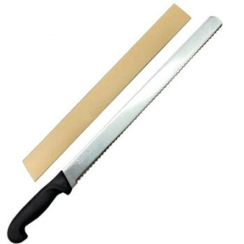 ■北海道・沖縄・離島へのお届けは別途送料を請求させていただきます。 ■製品の仕様・画像・パッケージは、変更される場合があります。 ■当店では在庫をメーカーと共有しており、商品によっては欠品の場合がございます。 　万一、ご注文頂きました商品が欠品の場合はご連絡させていただきます。 ■ご注文確定後のキャンセル不可です。 ■ラッピング（包装）対応不可です。ステンレスモリブデン鋼材使用のマルチウェ-ブです。柄はエラストマ-樹脂を使用し、適度な柔らかさとグリップの良いエルゴノミクスデザインを採用で手にフィットします。建築・内装等の施工業者様よりご要望が多かったため改良を加え特別に制作した先丸仕様の追加専用モデルです。使用用途としては、ダンボ-ル箱、発砲スチロ-ル、ペットボトル、断熱材、古くなった絨毯等をカットする多目的ナイフです。ゴミ袋に入りきらない大型の発砲スチロ-ル等をカットして小さくして捨てることが可能です。絨毯だって粗大ゴミとして出していたのが、このナイフなら楽々カット出来るのでゴミ袋に入れ廃棄出来ます。引っ越し屋さん、運送業者、建築関係等のお客様に大人気の商品です。ハンドルは耐熱120度のエラストマ-樹脂柄なので食洗機等で丸洗い出来るパン切り等としても愛用されています。切り方のコツとしては、柔らかいものは引いて切るほうが、硬いものは押して切るようにするとよい結果が得られやすいと思います。※こちらの包丁は片刃になっています。右利き専用ですのでご注意下さい。※モニターの発色の具合によって実際のものと色が異なる場合があります。サイズ全長:525mm、刃渡り:395mm個装サイズ：57×6×23cm重量160g個装重量：190g素材・材質刃部:ステンレスモリブデン鋼/420j2柄部:プラ/エラストマー付属品紙スリーブ生産国日本 広告文責（ホライズン・03-5843-9512)fk094igrjs