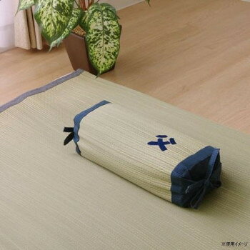 ■北海道・沖縄・離島へのお届けは別途送料を請求させていただきます。 ■製品の仕様・画像・パッケージは、変更される場合があります。 ■当店では在庫をメーカーと共有しており、商品によっては欠品の場合がございます。 　万一、ご注文頂きました商品が欠品の場合はご連絡させていただきます。 ■ご注文確定後のキャンセル不可です。 ■ラッピング（包装）対応不可です。国産のイ草を使用したイ草枕です。枕の左右には高さ調節用のヒモ付き。左右のヒモをきつく結べば高めの枕に、ゆるく結べば低めの枕になって便利です。少し小さめのサイズですので、横のヒモをほどいてお子様用の枕としてもご使用頂けます。■い草の効能1.綿の約2.5倍の吸湿力。2.蒸れにくい。汗による湿気を吸うことにより温度を下げ快適な就寝を促します。3.汗のにおいを軽減。汗のにおいの元となる化学物質を90%以上抑えます。■国産(九州産)のしなやかなイ草を使用していますので、柔らかく、すべすべしたとした肌触りです。■中材には通気性のよいポリエチレンパイプを使用しています。パイプのため通気性がよく、熱がこもりにくいのが特長です。■青森県のヒバの木から抽出した「ヒバ油」を商品に加工しました。「ヒバ油」には、ヒノキチオールという天然物質としては極めて抗菌性の高い成分が含まれています。※自然素材であること、また職人が一つ一つ手作業にて加工を行うため、形状のバラつきや表示サイズと多少異なることがあります。ご了承下さい。サイズ約30×15cm個装サイズ：45×18×11cm重量個装重量：700g素材・材質側地:い草(九州産)※メセキ織中材:ポリエチレンパイプ100%ヘリ:綿100%生産国日本 広告文責（ホライズン・03-5843-9512)fk094igrjs