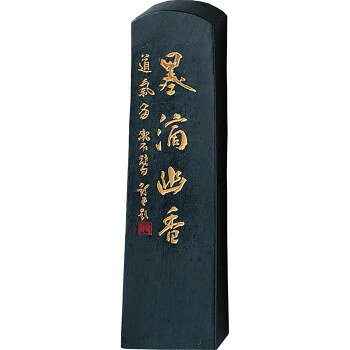 ■北海道・沖縄・離島へのお届けは別途送料を請求させていただきます。 ■製品の仕様・画像・パッケージは、変更される場合があります。 ■当店では在庫をメーカーと共有しており、商品によっては欠品の場合がございます。 　万一、ご注文頂きました商品が欠品の場合はご連絡させていただきます。 ■ご注文確定後のキャンセル不可です。 ■ラッピング（包装）対応不可です。画仙紙にすばらしい墨色と滲みが期待できる揮毫用墨。濃墨では力強い純黒で、淡墨では淡茶紫系の墨色です。※乾燥具合により、サイズ・重量は多少異なる可能性があります。サイズ38×15×131mm個装サイズ：14.5×4.7×2.1cm重量75g個装重量：100g素材・材質煤・膠・香料生産国日本 広告文責（ホライズン・03-5843-9512)fk094igrjs