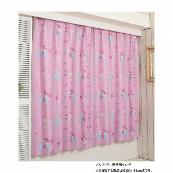 ■北海道・沖縄・離島へのお届けは別途送料を請求させていただきます。 ■製品の仕様・画像・パッケージは、変更される場合があります。 ■当店では在庫をメーカーと共有しており、商品によっては欠品の場合がございます。 　万一、ご注文頂きました商品が欠品の場合はご連絡させていただきます。 ■ご注文確定後のキャンセル不可です。 ■ラッピング（包装）対応不可です。丸洗いOKなので万が一汚れてもお手入れ簡単。遮光機能付きで、昼も夜も光をガードしてくれます!※商品により柄の出方は異なります。※ご使用のモニターによっては、商品画像等の画面表示上の色合いと、実際の商品の色が異なる場合があります。ご了承ください。サイズ幅100×135cm丈個装サイズ：37.0×26.0×5.0cm重量個装重量：850g素材・材質ポリエステル100%仕様洗濯可(ネット使用)1.5倍ヒダAフックカラー:マイメロディ&マイスウィートピアノ(C) 2024 SANRIO CO. LTD. APPROVAL NO. L653285生産国中国 広告文責（ホライズン・03-5843-9512)fk094igrjs