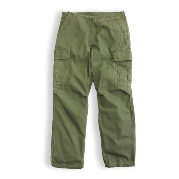 ■サイズ・色違い・関連商品■XS オリーブ■S オリーブ■M オリーブ[当ページ]■L オリーブ■XL オリーブ関連商品の検索結果一覧はこちら■商品内容「1962年に採用されたジャングルファティーグの歴史は長く、大きく分けて4度の改良を経ています。当時、開発に当たりM42パラトルーパージャケット、パンツが参考にされており、ジャケットは4個、パンツは6個のポケットを持つスタイルでした。特徴のある斜めに配置された胸ポケットは、戦闘で体を伏せた場合に物を取り出しやすいように工夫されました。また、ポプリン生地は従来のコットン生地より軽量で速乾性に優れていました。ジャングルファティーグは、当初採用されていた露出されたボタンやエポレットは廃止され、ポプリン生地は鉤裂き防止加工が施されたリップストップ生地に変更されました。実戦のなかで改良が加えられ、完成度の高くなったジャングルファティーグは後のBDUに大きな影響を与え、4ポケットジャケット、6ポケットパンツのスタイルは、1990年代末まで戦闘服の基本形となりました。当社は最も完成度の高い最終（4th）モデルを元に、素材も同じコットンポプリンのリップストップ仕様で製作しており、細かなディテールまでも忠実に再現しております。仕上がりは中古加工を施しています。■商品スペック【商品名】ジャングルファーティングタイプパンツ4thモデルレプリカ【品番】PP212YN【材質】コットン100%【生産国】中国【サイズ】（Mサイズ）ウェスト/92cm股上/28cm股下/81cmモモ幅/31cm裾幅/22cm※複数商品のうち1点を採寸してございますので、表示しているサイズと多少の誤差はご理解・ご容赦ください。【モデル】モデル：メンズ173cm×73kg（着用サイズM）【保証書】無し【特記事項】強めのウォッシュ加工を施しておりますので、生地に若干のキズ等ある場合がございますが製品の特性としてご了承ください。■送料・配送についての注意事項●本商品の出荷目安は【2 - 8営業日　※土日・祝除く】となります。●お取り寄せ商品のため、稀にご注文入れ違い等により欠品・遅延となる場合がございます。●本商品は仕入元より配送となるため、沖縄・離島への配送はできません。