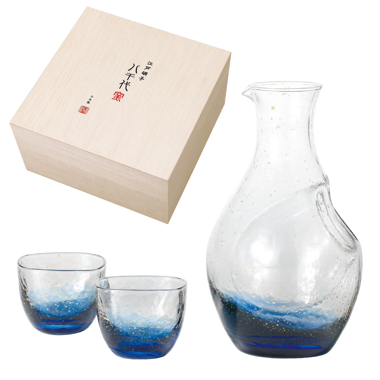 国の伝統的工芸品として経済産業大臣の指定を受けた「江戸硝子」の製法を継承した逸品です。氷ポケット付きカラフェはお酒を薄めることなく、ゆったりと冷酒を楽しむことができます。深みのある藍色の色合いと金箔の織り成す高級感。使うごとに愛着がわく手作りならではのぬくもりが伝わる商品です。他店舗でも併売しているため、一部在庫切れが起きる場合がございます。そのため一部取り寄せとなり、遅延やキャンセルとなる場合がございます。