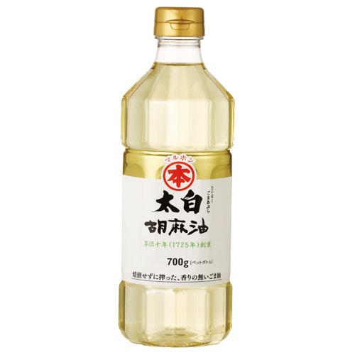 精選された原料を焙煎せずに生のまま圧搾した純粋なごま油です。太白胡麻油は、一般的な焙煎ごま油と違い、ほぼ透明でごま油独特の香りがしません。ごまの旨みが凝縮された奥深い風味が素材の持ち味を引き出します。色も香りもほとんどありませんので普段使いの油として和・洋・中・製菓・製パンとジャンルを問わず幅広くお使いいただけます。竹本油脂では、年に数回必ず原料原産国の現地農家を訪問し、流通経路や労働環境の確認を続けています。また、政府機関の活動支援や、フェアトレードを推進する商社からの原料を積極的に指定するなど、流通・生産のサステナビリティ向上に取り組んでいます。他店舗でも併売しているため、一部在庫切れが起きる場合がございます。そのため一部取り寄せとなり、遅延やキャンセルとなる場合がございます。