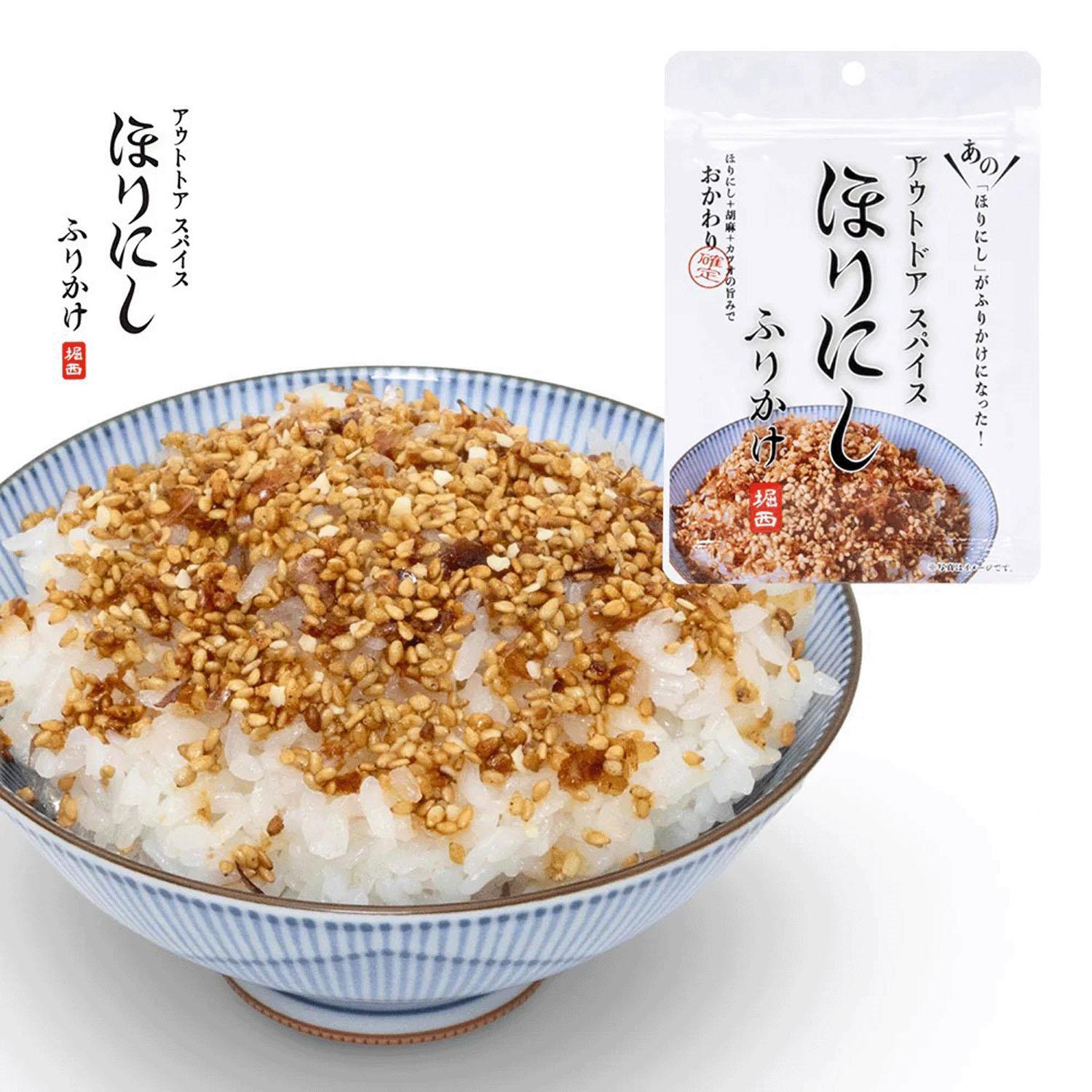 素材：いりごま（国内製造）、ほりにし風味シーズニング（食塩、ガーリック粉末、ぶどう糖、香辛料、ミルポア粉末、チキン調味料）、ガーリックフレーク、砂糖、小麦粉、食塩、かつお削りぶし、しょうゆ、乳糖、コーンスターチ、かつお節調味料、たん白加水分解物、酵母エキス、かつお節粉末、調味料（アミノ酸等）、着色料（カラメル、紅麹）、香辛料抽出物、リン酸カルシウム、香料、（一部に乳成分・小麦・ごま・大豆・鶏肉・豚肉を含む）産地：日本30g他店舗でも併売しているため、一部在庫切れが起きる場合がございます。そのため一部取り寄せとなり、遅延やキャンセルとなる場合がございます。