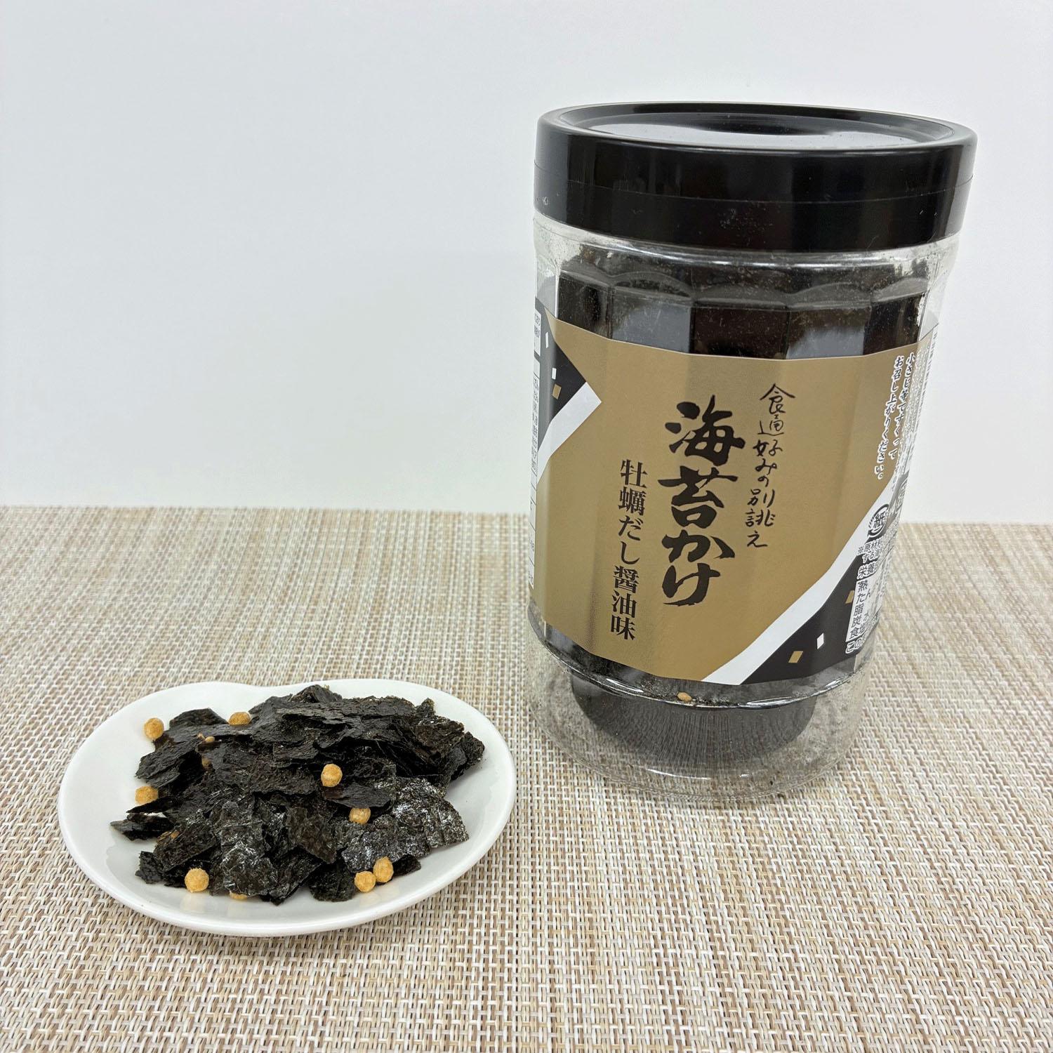 広島産牡蠣を煮だして作られたこだわりのだし醤油で味付けした良質な海苔のふりかけです。あられごま入りで子さじのスプーンなどですくってお召し上がり下さい。素材の味が生きている牡蠣だし醤油の味付け海苔！【あられ】がアクセントになって、ご飯が止まりません！メーカーもしくは代理店:株式会社　山城屋素材(詳細):乾のり（国内製造）、味付きごま（いりごま、でん粉、砂糖、食塩、しょうゆ、酵母エキス、たん白加水分解物、デキストリン）、あられ（米）、砂糖、食塩、しょうゆ加工品（しょうゆ、砂糖、本みりん、かつお節エキス、食塩、昆布エキス、かきエキス、しいたけエキス）、みりん、昆布、いりこ／調味料（アミノ酸等）産地(詳細):日本サイズ(詳細):40g 容器：プラ 径7.8x13cm他店舗でも併売しているため、一部在庫切れが起きる場合がございます。そのため一部取り寄せとなり、遅延やキャンセルとなる場合がございます。