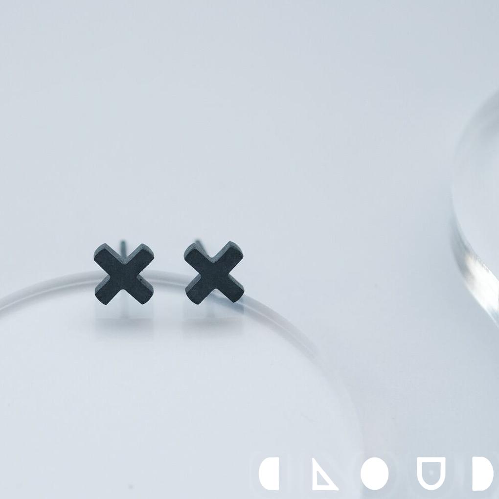 商品詳細 ブランド Cloud Jewelry/クラウドジュエリー 商品説明 ※こちらの商品は受注制作となります。お届けに3週間〜1ヶ月前後頂きますのでご了承下さい。 ※受注制作品につきましてはご注文後のキャンセル、商品の返品・交換はお受けすることができません。ご注文内容をよくご確認の上でご注文下さい。 Black cross pierced ミニサイズの十字架ピアス。 定番の十字架モチーフにいぶし加工を施し、 深みのあるブラック色に仕上げました。 飾りのないミニマルなデザインですので、 お持ちのピアスやイヤーカフとの 重ね付けにも最適なアイテムです。 ※いぶし加工とは、硫化水素に反応する銀の性質を利用し、銀の色を黒くする手法です。 [商品情報] 素材:シルバー925 縦×横:約8×8mm(モチーフ) ポスト:約12mm ※同デザインの色違い商品もございます。 【ポイント】 Cloud Jewelry クラウドジュエリー ブランド 人気ブランド フェミニン ガーリー クール マニッシュ シンプル さりげない 華奢 繊細 仕事 オフィス カジュアル パーティー 上品 華やか 高級感 豪華 高見え 大人 かわいい 可愛い レディースアクセサリー レディースジュエリー シルバーアクセサリー シルバージュエリー SV925 シルバー925 銀 大人かわいい 大人可愛い 清楚 綺麗 きれい きれいめ キュート 姫系 【シーン】 春 夏 秋 冬 普段着 普段使い 通学用 イベント ライブ デート お出かけ 旅行 【用途】 プレゼント ギフト 贈り物 お祝い お礼 ご褒美 自分用 女性用 【 おすすめギフト として】 誕生日 バースデー 誕生日プレゼント クリスマス xmas バレンタインデー 思い出 サプライズ 卒業祝い 入学祝い 就職祝い 入社祝い 成人式 成人祝い 記念日 母の日 【対象】 女性 彼女 娘 姉 妹 妻 奥さん 母 お母さん 祖母 女友達 婦人 レディース お友達 友人 高校生 大学生 社会人 大人 【年齢】 10代 20代 30代 40代 50代 60代 【その他】 楽天BOX受取対象商品 楽天市場 アクセサリー アクセ ジュエリー Accessory Jewelry big sale あす楽 あすらく メール便 DM便 装飾品 特別 人気 大人気 話題 ランキング ヒット トレンド こだわり 流行り 2022/2023/2024/2025/ 良品/高級/厳選/オシャレ/オススメ/安い/安価/格安/激安/やすい/リーズナブル/セール/SALE/専門店/取扱店/店舗/お店/ショップ/工房/新宿/東京都/関東/日本/JAPANクラウドジュエリー いぶし加工 十字架 ミニマルなデザイン シルバー 十字架ピアス イヤーカフ シルバー925 ピアス 重ね付け いぶし ジュエリー ブラック【Alize/アリゼ】 Cloud Jewelry Black ミニ 十字架 ピアス シルバー925