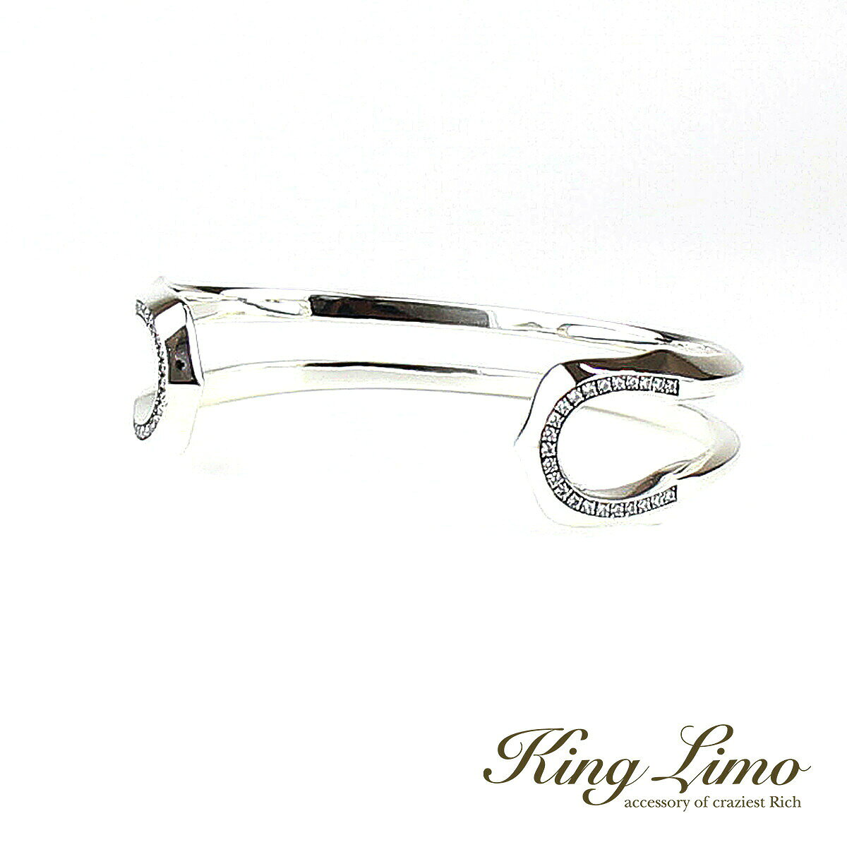 商品詳細 商品番号 [KL-KLB07CZ] ブランド King Limo/キングリモ 商品説明 ※こちらの商品は受注制作となります。お届けに3週間〜1ヶ月前後頂きますのでご了承下さい。 ※受注制作品につきましてはご注文後のキャンセル、商品の返品・交換はお受けすることができません。ご注文内容をよくご確認の上でご注文下さい。 正面の馬蹄のフォルムラインとサイドへのフォルムラインを面でアクセントを出しながら流れるように繋げ、重厚感とスタイリッシュの両面を持つ美しい造形美に仕上がっています。 シルバーアクセサリー本来の武骨さも持ち合わせつつも石の輝きとフォルムの輝きが一瞬でパッと目を引き、印象に残るスタイリッシュなバングルであること請け合いです。 データ サイズ： 高さ1.9cm×直径7.1cm 素材： シルバー925 / CZジルコニア 【ポイント】 King Limo キングリモ ブランド ロック パンク 洗練 大人 かっこいい きらきら ギラギラ スタンダード メンズアクセサリー メンズジュエリー レディースアクセサリー レディースジュエリー シルバー925 銀 silver 【シーン】 春 夏 秋 冬 カジュアル 普段着 普段使い 通学用 イベント ライブ デート お出かけ 旅行 【用途】 プレゼント ギフト 贈り物 【 おすすめギフト として】 誕生日 バースデー 誕生日プレゼント クリスマス xmas バレンタインデー 思い出 サプライズ 卒業祝い 入学祝い 就職祝い 入社祝い 成人式 成人祝い 記念日 父の日 母の日 【対象】 男性 彼氏 息子 兄 弟 夫 旦那 父 お父さん 祖父 男友達 紳士 メンズ 女性 彼女 娘 姉 妹 妻 奥さん 母 お母さん 祖母 女友達 婦人 レディース お友達 友人 高校生 大学生 社会人 大人 【年齢】 10代 20代 30代 40代 50代 60代 【その他】 楽天BOX受取対象商品 楽天市場 アクセサリー アクセ ジュエリー Accessory Jewelry big sale あす楽 あすらく メール便 DM便 装飾品 特別 人気 大人気 話題 ランキング ヒット トレンド こだわり 流行り 2022/2023/2024/2025/ 良品/高級/厳選/オシャレ/オススメ/安い/安価/格安/激安/やすい/リーズナブル/セール/SALE/専門店/取扱店/店舗/お店/ショップ/工房/新宿/東京都/関東/日本/JAPAN商品詳細 商品番号 [KL-KLB07CZ] ブランド King Limo/キングリモ 商品説明 ※こちらの商品は受注制作となります。お届けに3週間〜1ヶ月前後頂きますのでご了承下さい。 ※受注制作品につきましてはご注文後のキャンセル、商品の返品・交換はお受けすることができません。ご注文内容をよくご確認の上でご注文下さい。 正面の馬蹄のフォルムラインとサイドへのフォルムラインを面でアクセントを出しながら流れるように繋げ、重厚感とスタイリッシュの両面を持つ美しい造形美に仕上がっています。 シルバーアクセサリー本来の武骨さも持ち合わせつつも石の輝きとフォルムの輝きが一瞬でパッと目を引き、印象に残るスタイリッシュなバングルであること請け合いです。 データ サイズ： 高さ1.9cm×直径7.1cm 素材： シルバー925 / CZジルコニア
