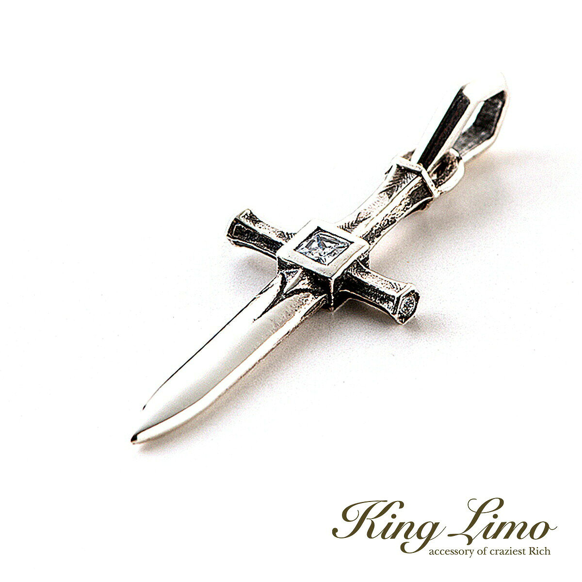 商品詳細 商品番号 [KL-KLCM17] ブランド King Limo/キングリモ 商品説明 ※こちらの商品は受注制作となります。お届けに3週間〜1ヶ月前後頂きますのでご了承下さい。 ※受注制作品につきましてはご注文後のキャンセル、商品の返品・交換はお受けすることができません。ご注文内容をよくご確認の上でご注文下さい。 ”強さと美しさを”を合わせ持つダガー（短剣）をモチーフにしたアイテムです。 プリンセスカットの石をセンターにラウンドカットの石を両サイドに施し、柄から紡ぐ剣先がとても美しいフォルムに仕上がっています。 人気なデザインは、ギフトとしてもペアーとしてもオススメなアイテムです。 データ サイズ： 高さ3.0cm×幅1.0cm 素材： シルバー925 / CZジルコニア 【ポイント】 King Limo キングリモ ブランド ロック パンク 洗練 大人 かっこいい きらきら ギラギラ スタンダード メンズアクセサリー メンズジュエリー レディースアクセサリー レディースジュエリー シルバー925 銀 silver 【シーン】 春 夏 秋 冬 カジュアル 普段着 普段使い 通学用 イベント ライブ デート お出かけ 旅行 【用途】 プレゼント ギフト 贈り物 【 おすすめギフト として】 誕生日 バースデー 誕生日プレゼント クリスマス xmas バレンタインデー 思い出 サプライズ 卒業祝い 入学祝い 就職祝い 入社祝い 成人式 成人祝い 記念日 父の日 母の日 【対象】 男性 彼氏 息子 兄 弟 夫 旦那 父 お父さん 祖父 男友達 紳士 メンズ 女性 彼女 娘 姉 妹 妻 奥さん 母 お母さん 祖母 女友達 婦人 レディース お友達 友人 高校生 大学生 社会人 大人 【年齢】 10代 20代 30代 40代 50代 60代 【その他】 楽天BOX受取対象商品 楽天市場 アクセサリー アクセ ジュエリー Accessory Jewelry big sale あす楽 あすらく メール便 DM便 装飾品 特別 人気 大人気 話題 ランキング ヒット トレンド こだわり 流行り 2022/2023/2024/2025/ 良品/高級/厳選/オシャレ/オススメ/安い/安価/格安/激安/やすい/リーズナブル/セール/SALE/専門店/取扱店/店舗/お店/ショップ/工房/新宿/東京都/関東/日本/JAPAN商品詳細 商品番号 [KL-KLCM17] ブランド King Limo/キングリモ 商品説明 ※こちらの商品は受注制作となります。お届けに3週間〜1ヶ月前後頂きますのでご了承下さい。 ※受注制作品につきましてはご注文後のキャンセル、商品の返品・交換はお受けすることができません。ご注文内容をよくご確認の上でご注文下さい。 ”強さと美しさを”を合わせ持つダガー（短剣）をモチーフにしたアイテムです。 プリンセスカットの石をセンターにラウンドカットの石を両サイドに施し、柄から紡ぐ剣先がとても美しいフォルムに仕上がっています。 人気なデザインは、ギフトとしてもペアーとしてもオススメなアイテムです。 データ サイズ： 高さ3.0cm×幅1.0cm 素材： シルバー925 / CZジルコニア