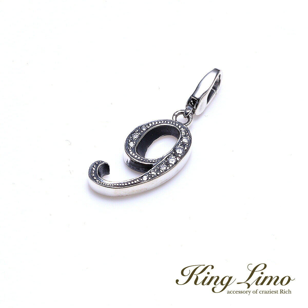 商品詳細 商品番号 [KL-KLNB09CZ] ブランド King Limo/キングリモ 商品説明 ※こちらの商品は受注制作となります。お届けに3週間〜1ヶ月前後頂きますのでご了承下さい。 ※受注制作品につきましてはご注文後のキャンセル、商品の返品・交換はお受けすることができません。ご注文内容をよくご確認の上でご注文下さい。 自身のラッキーナンバーを見に着けると幸運を呼び込むと言われている、ナンバーチャームです。 数字のフォルムに沿ってキュービックジルコニアを細かくセッティング、小ぶりながらも石の輝きが存在感を発揮します。 様々な用途で使えるようバチカン部分はクリップになっており、ネックレスやブレスレットとしても、気軽に付け替えられる仕様となっております。 データ サイズ： 高さ2.4cm 素材： シルバー925 / CZジルコニア 【ポイント】 King Limo キングリモ ブランド ロック パンク 洗練 大人 かっこいい きらきら ギラギラ スタンダード メンズアクセサリー メンズジュエリー レディースアクセサリー レディースジュエリー シルバー925 銀 silver 【シーン】 春 夏 秋 冬 カジュアル 普段着 普段使い 通学用 イベント ライブ デート お出かけ 旅行 【用途】 プレゼント ギフト 贈り物 【 おすすめギフト として】 誕生日 バースデー 誕生日プレゼント クリスマス xmas バレンタインデー 思い出 サプライズ 卒業祝い 入学祝い 就職祝い 入社祝い 成人式 成人祝い 記念日 父の日 母の日 【対象】 男性 彼氏 息子 兄 弟 夫 旦那 父 お父さん 祖父 男友達 紳士 メンズ 女性 彼女 娘 姉 妹 妻 奥さん 母 お母さん 祖母 女友達 婦人 レディース お友達 友人 高校生 大学生 社会人 大人 【年齢】 10代 20代 30代 40代 50代 60代 【その他】 楽天BOX受取対象商品 楽天市場 アクセサリー アクセ ジュエリー Accessory Jewelry big sale あす楽 あすらく メール便 DM便 装飾品 特別 人気 大人気 話題 ランキング ヒット トレンド こだわり 流行り 2022/2023/2024/2025/ 良品/高級/厳選/オシャレ/オススメ/安い/安価/格安/激安/やすい/リーズナブル/セール/SALE/専門店/取扱店/店舗/お店/ショップ/工房/新宿/東京都/関東/日本/JAPAN商品詳細 商品番号 [KL-KLNB09CZ] ブランド King Limo/キングリモ 商品説明 ※こちらの商品は受注制作となります。お届けに3週間〜1ヶ月前後頂きますのでご了承下さい。 ※受注制作品につきましてはご注文後のキャンセル、商品の返品・交換はお受けすることができません。ご注文内容をよくご確認の上でご注文下さい。 自身のラッキーナンバーを見に着けると幸運を呼び込むと言われている、ナンバーチャームです。 数字のフォルムに沿ってキュービックジルコニアを細かくセッティング、小ぶりながらも石の輝きが存在感を発揮します。 様々な用途で使えるようバチカン部分はクリップになっており、ネックレスやブレスレットとしても、気軽に付け替えられる仕様となっております。 データ サイズ： 高さ2.4cm 素材： シルバー925 / CZジルコニア