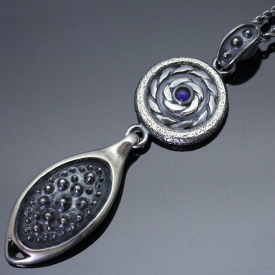 龍頭 霰岩石 ネックレス チェーン付き ペンダント メンズ シルバー シルバーネックレス メンズネックレス 天然石 シルバー950 ペンダント ブランド ：日本古来より継承されている銀器の伝統技法「霰」を用いた龍頭でしか見る事の出来ないシルバーネックレス