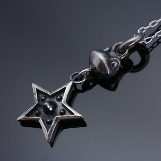 龍頭 いぶし 蛙玉×霰星 ペンダントトップ チェーンなし トップ ヘッド レディース シルバー ネックレストップ 人気 彼女 ：龍頭オリジナルのレディース向けシルバーペンダント。 女性 カエル ギフト シルバー950 ブランド ペンダントヘッド 伝統技法