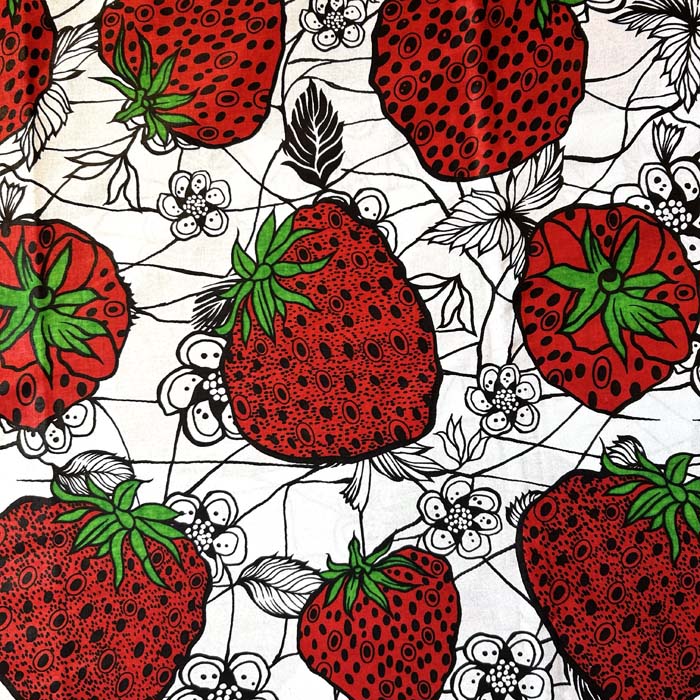 ＊110cm×50cmでお届け＊ アフリカ布 ハギレ 生地 輸入生地 アフリカン ハンドメイド アフリカンプリント 手作り アクセサリー パッチワーク カンガパーニュー キテンゲ ケンテ ケンテ柄 アフリカンファブリック 手芸用品 資材 アフリカンバティック 大人気 イチゴ