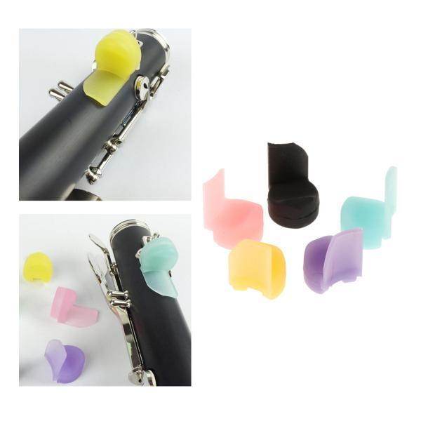 alket オリジナル商品 クラリネット・オーボエ用親指サムレストパッド 5個入り 項目 詳細 商品番号 l88376275ea7c 送料 全国送料無料 素材 シリコーン 単品サイズ 2cm×2.5cm セット内容 サムレスト保護パッド ×5個 ✨ 商品特徴 特徴 内容 素材特長 無毒で環境に優しいシリコーン素材、耐久性に優れ軽量な仕様です。 疲労軽減 親指の負担を緩和し演奏時の痛みを抑え、手指と楽器を傷から保護します。 練習補助 正しい指のポジションをキープする補助となり、初心者の練習に最適です。 携帯便利 コンパクトサイズで収納・持ち運び簡単、カラー仕様で楽器のアクセサリーとしても映えます。 📏 サイズ一覧 商品サイズ 在庫状況 2cm×2.5cm（統一サイズ） 在庫あり ⚠️ ご利用上の注意 ・モニターや端末環境により、実物と色味・質感に若干の差異が生じる場合があります。 ・手作業採寸のため寸法にわずかな誤差が生じます。予めご了承ください。 ・生産ロットにより微妙な色差・寸法誤差が発生することがあります。 　色味を理由とした返品・交換は承っておりません。 ・出荷前に検品を行っており、検品のため開封する場合がございます。 ・初期不良がある場合は、商品到着後7営業日以内にご連絡ください。 ・本製品の使用により発生した事故・損害につきましては、責任を負いかねます。 🚫 返品・交換不可ケース ・商品使用済み、破損・汚損、異臭が付着した場合 ・頻繁な返品交換、転売目的と判断した場合 ・イメージ違い・サイズ不適合などお客様都合による返品交換 alket いつもご愛顧ありがとうございます