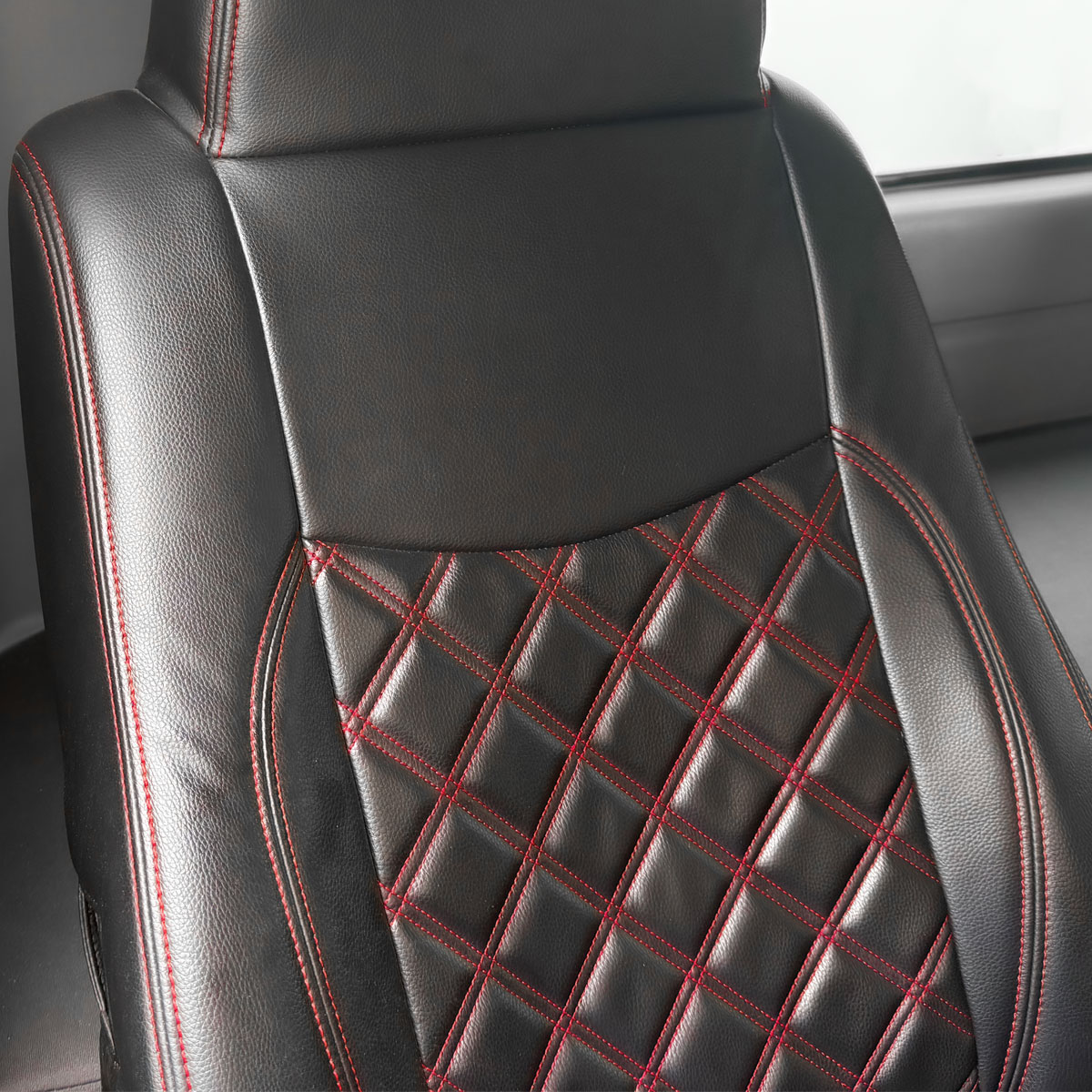 キャラバン NV350 E26 2列目 シートカバー レッドステッチ DX 標準 ワイド リア セカンド 一体型 キル..